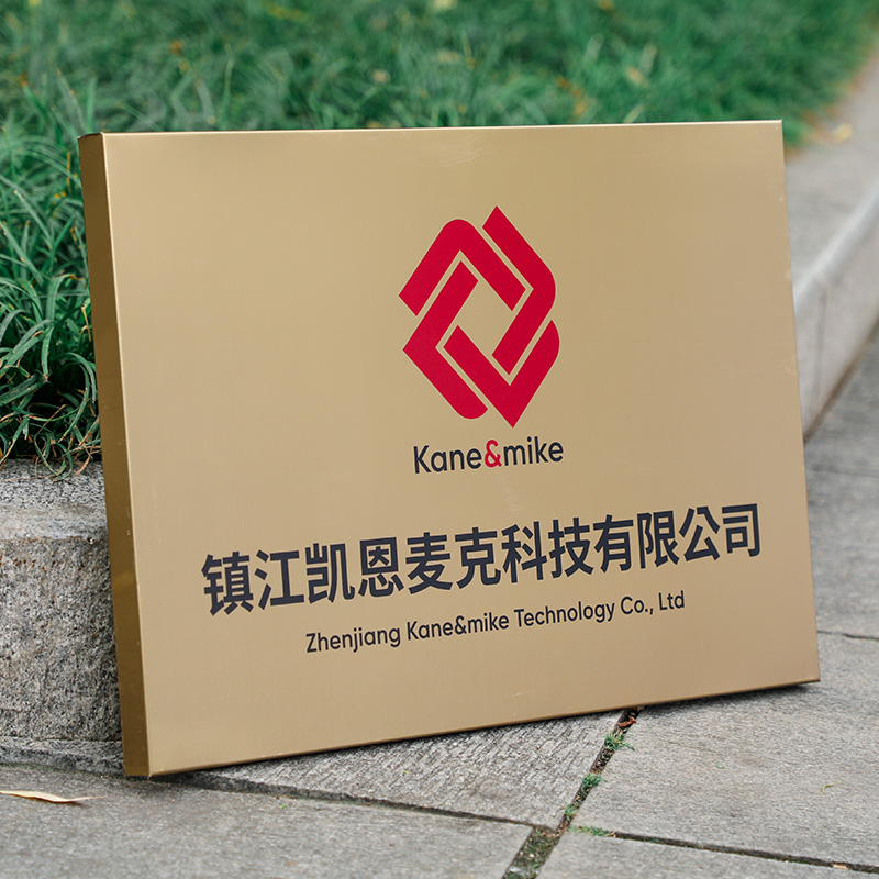 铜牌挂件与不锈钢钛金门牌：如何选择最适合你的金属装饰品？