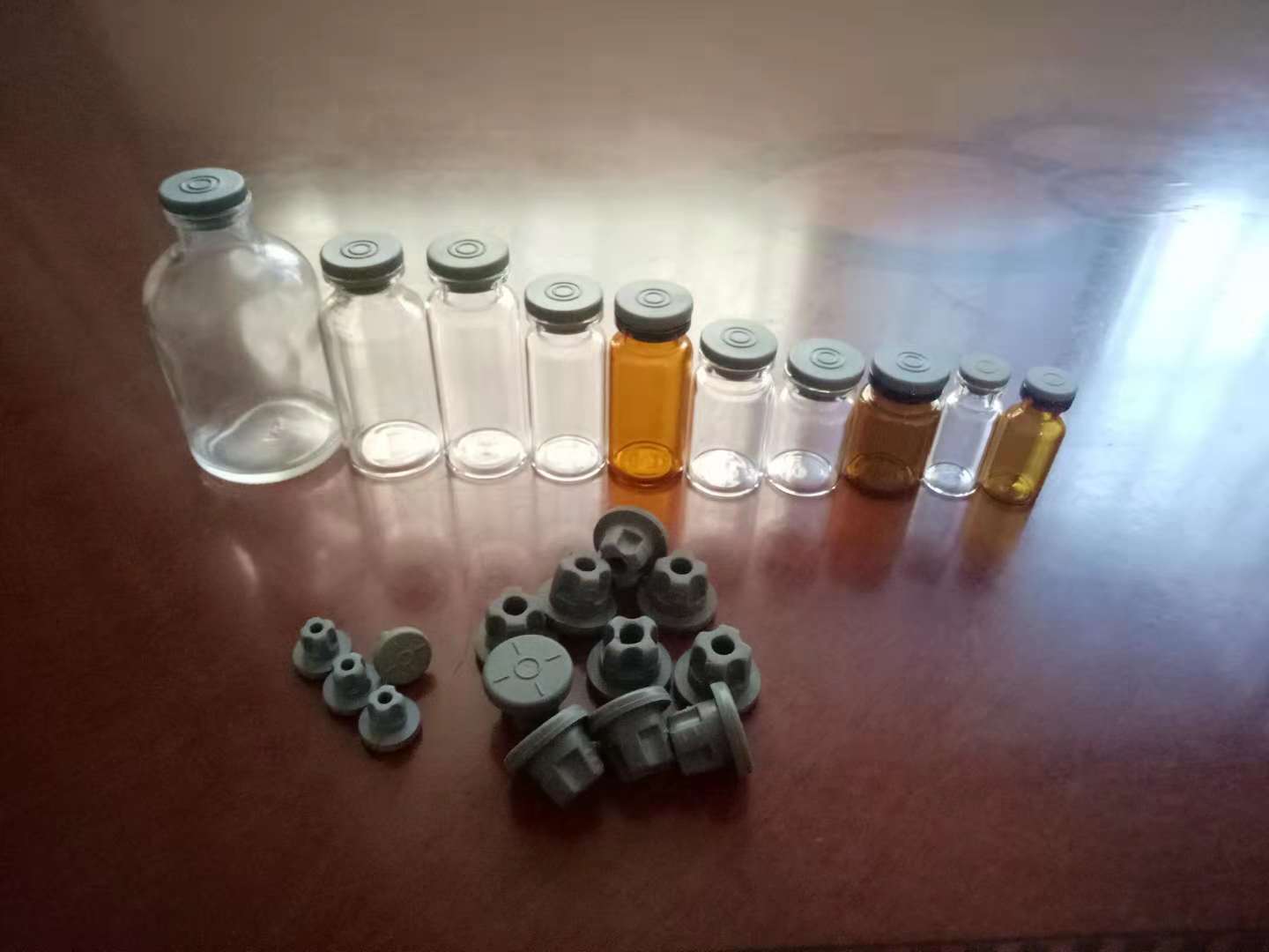 透明西林瓶7ml铝塑盖T型塞两叉三叉四叉硅胶塞医美盖存储盒喇叭头：揭秘医美界的隐形守护者！