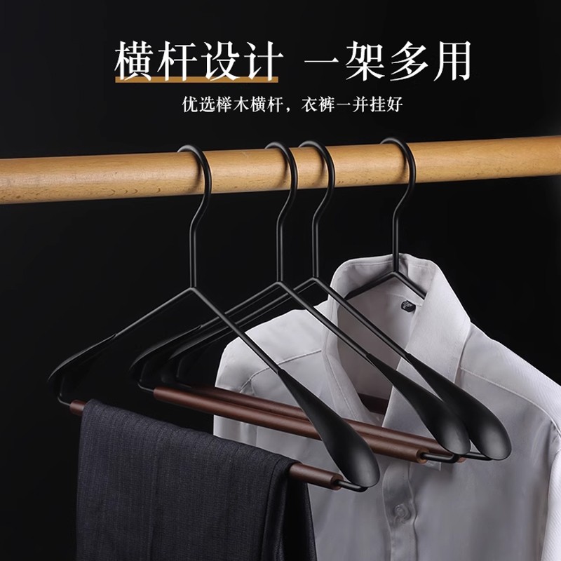 上海流云款衣帽间：良禽佳木原实木定制，步入式衣柜的奢华享受