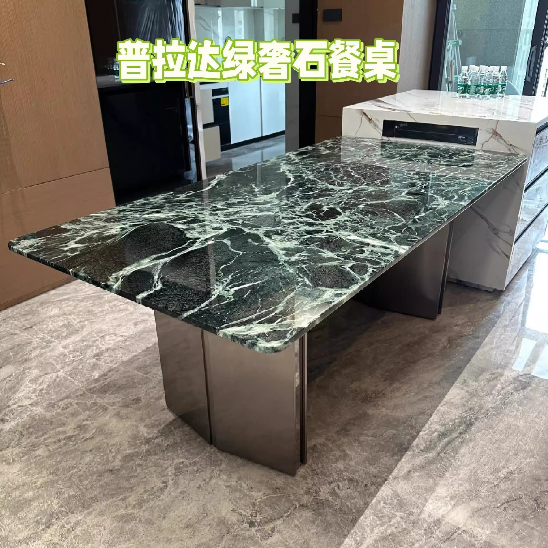 普拉达三个标志分别代表什么档次？如何区分它们的定位？