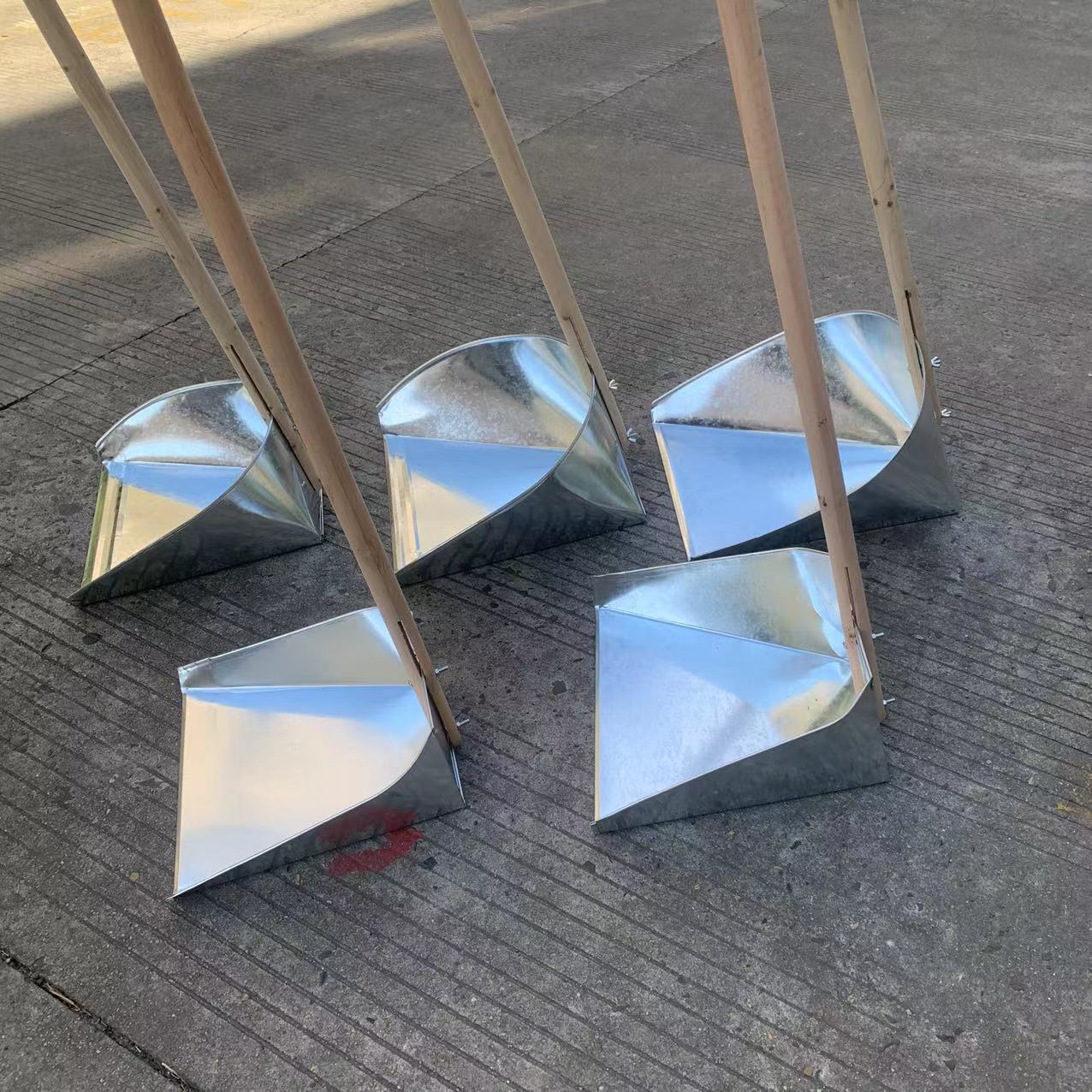 大号加厚铁簸箕：农村环卫神器，纯手工打造的非不锈钢清洁利器！