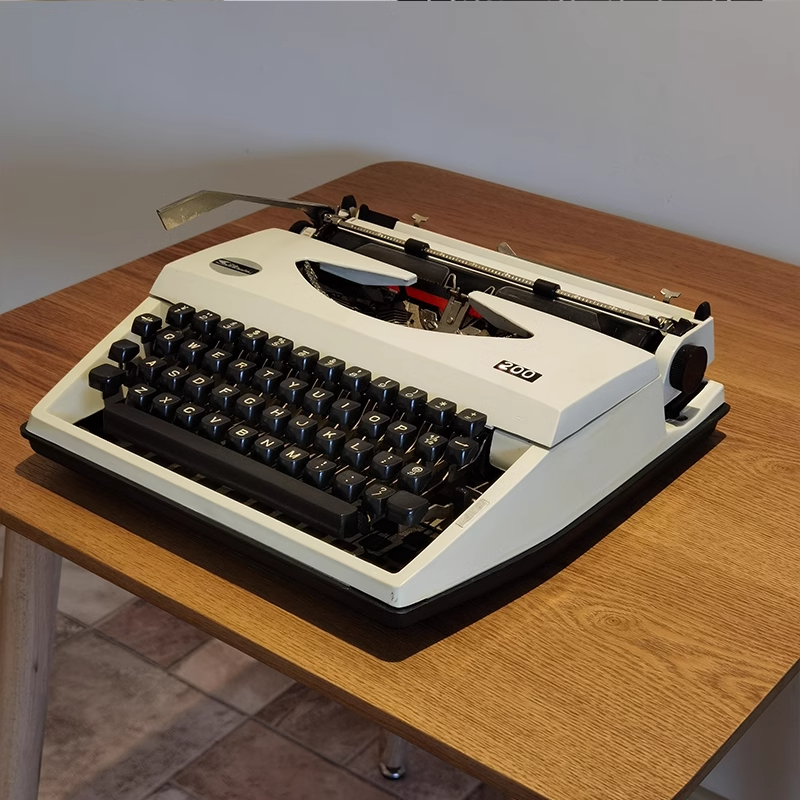 老式打字机飞鱼牌1980：时光里的文艺复兴，怀旧收藏必备神器！