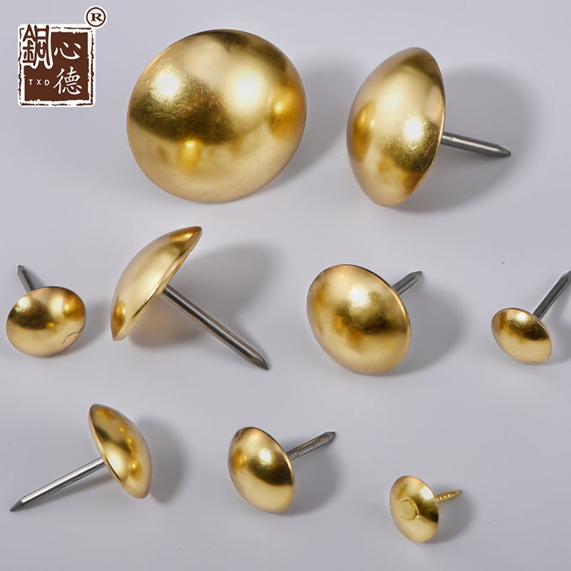 黄铜泡钉沙发装饰：复古风潮下的家居美学新宠