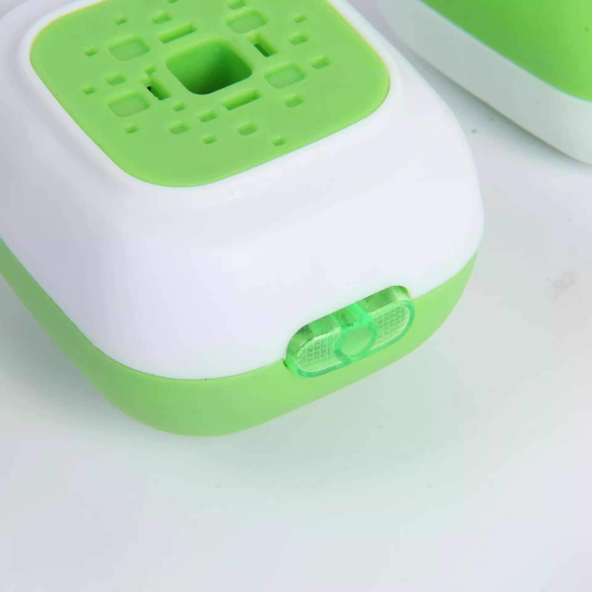 通用3个电热蚊香液插头加热器：夏日驱蚊必备神器，轻松告别蚊虫骚扰！