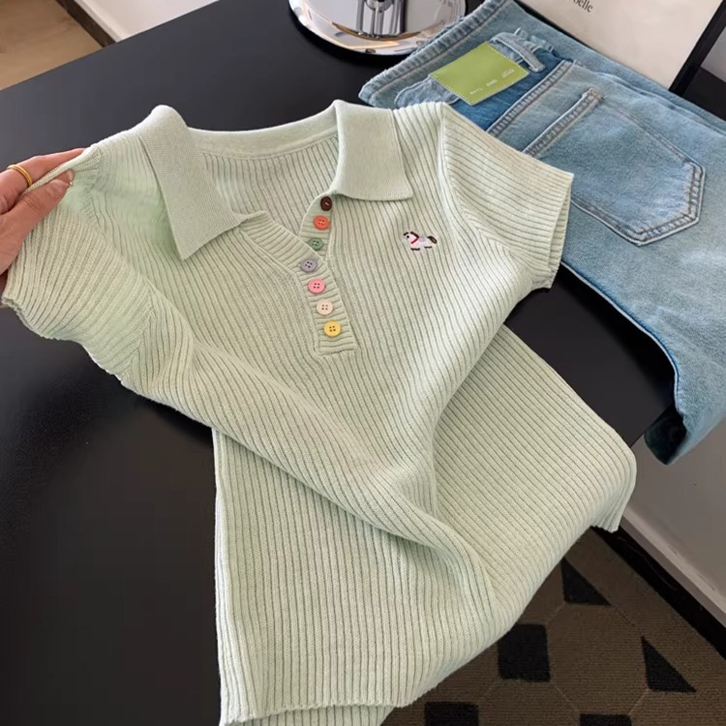 圆领左胸口红白点五色针织衫适合哪些穿搭？