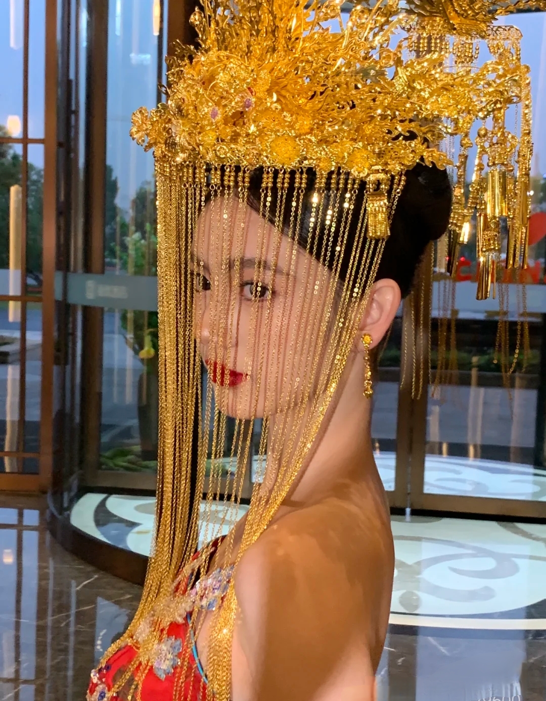 创隆黄金999足金中式面帘黄金凤冠霞帔：奢华绝美的十里红妆新娘头饰