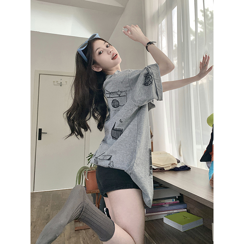 满印浅灰色正肩T恤女短袖2025新款韩版甜美小猫中长款下衣失踪INS风，穿出你的甜美范儿！