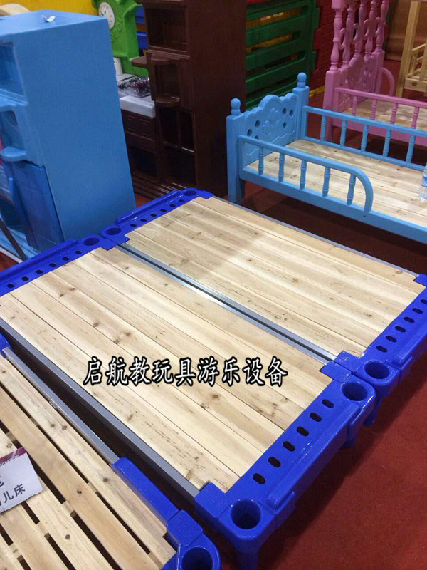 童乐牌幼儿园塑料木板床：宝宝午睡新选择，安全舒适两不误！