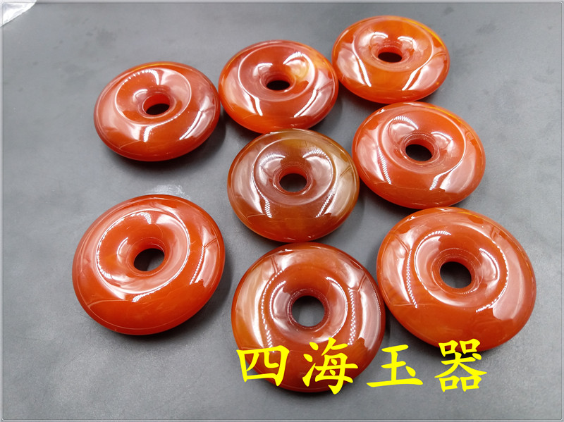 四海玉器天然正品红玛瑙平安扣吊坠：大号玉髓玛瑙平安扣吊坠，如何挑选你的幸运护身符？