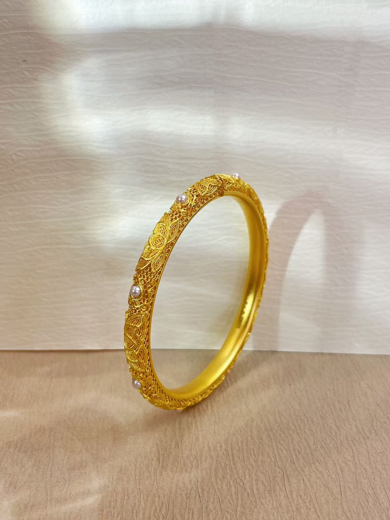 古法足金珍珠莲花花丝手镯：传承千年的精致工艺，如意莲花的奢华馈赠