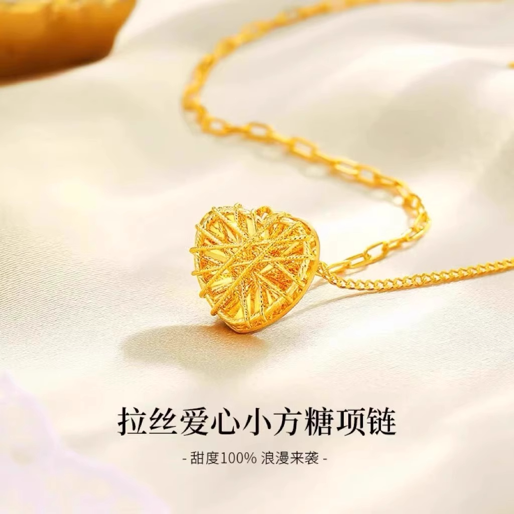 周大福黄金小方糖项链：送给她的七夕情人节完美礼物