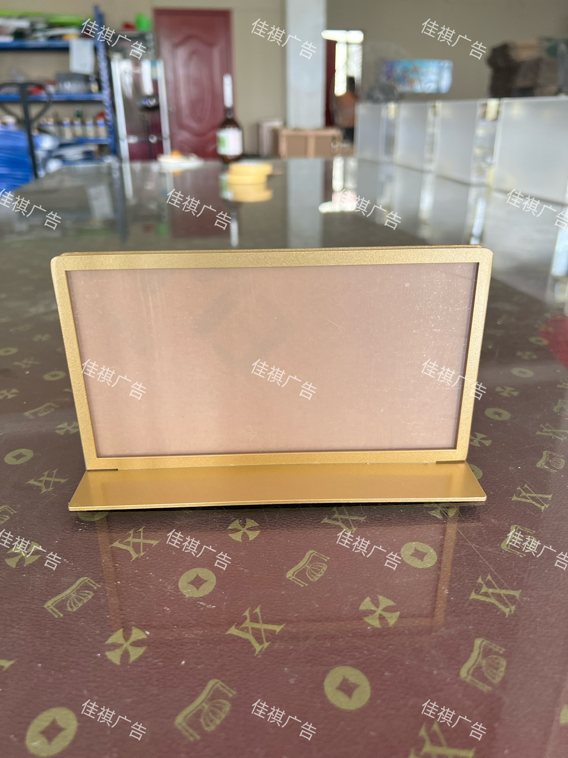 揭秘工行大堂经理桌牌：如何挑选最亮眼的不锈钢电镀桌牌？