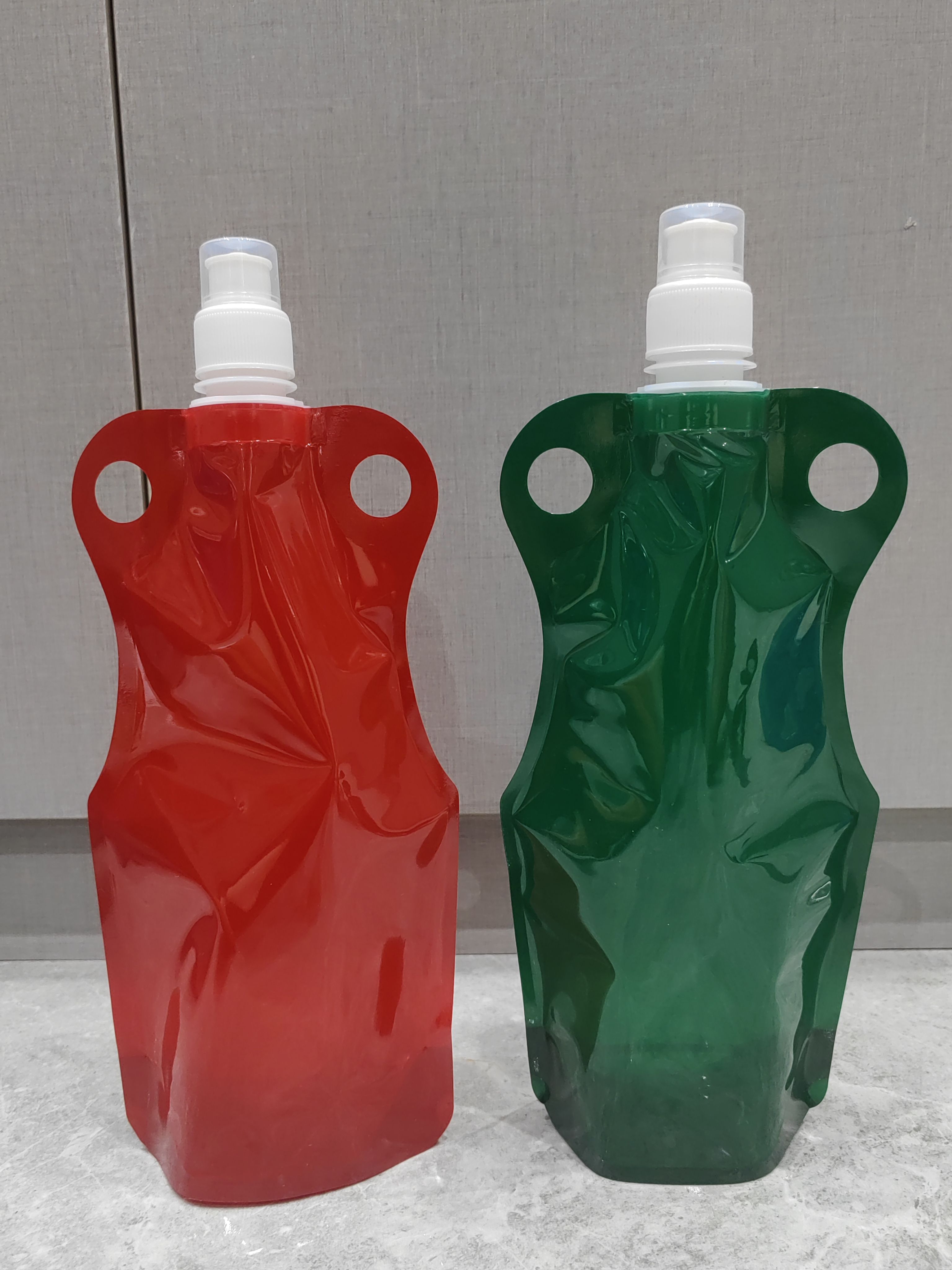 软水袋音乐节神器：户外便携折叠水袋，食品级安全，一次性使用，畅饮无忧！