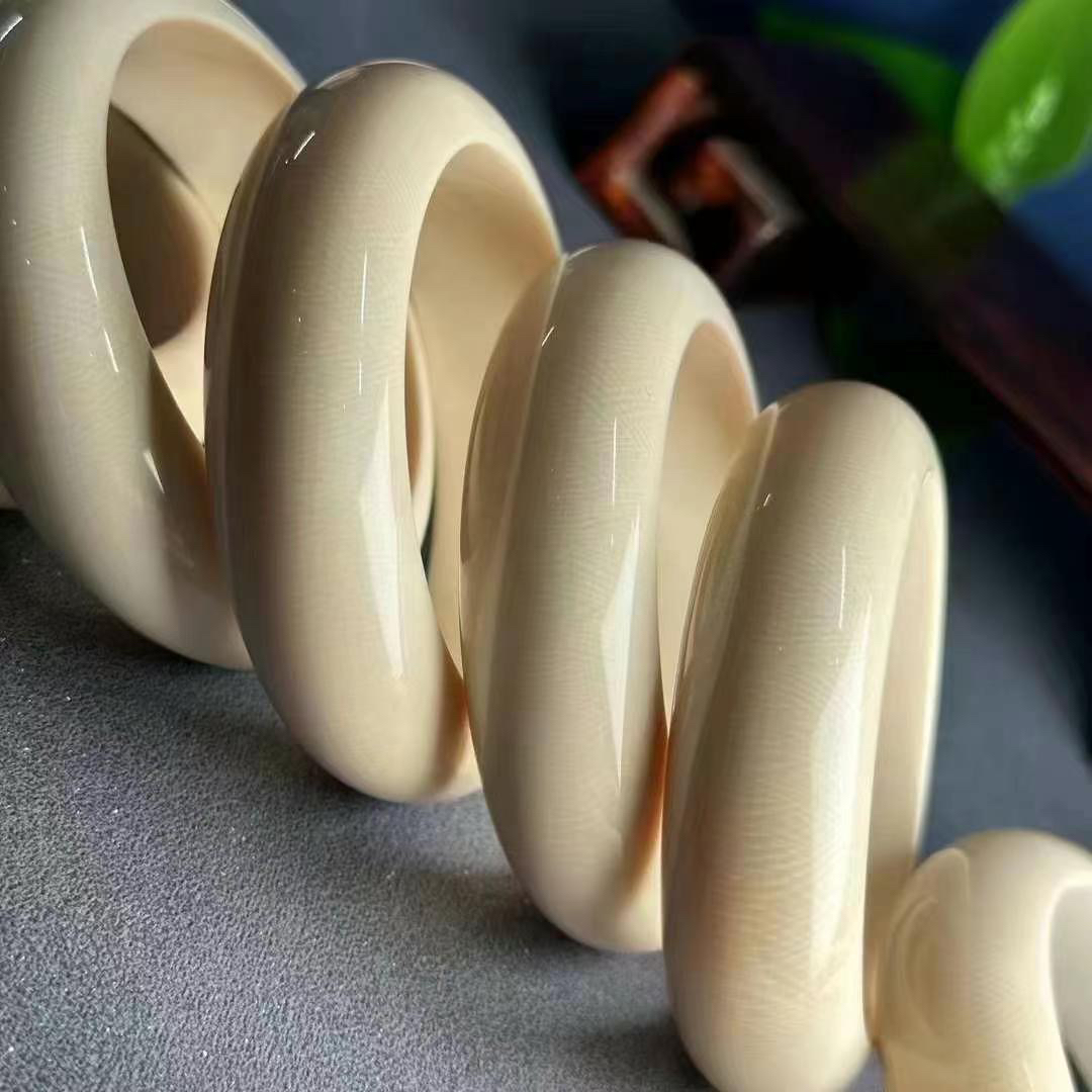 天然猛犸象牙高瓷高透冰料贵妃手镯：送给妈妈和女友的生日礼物，如何选择最完美的那一款？
