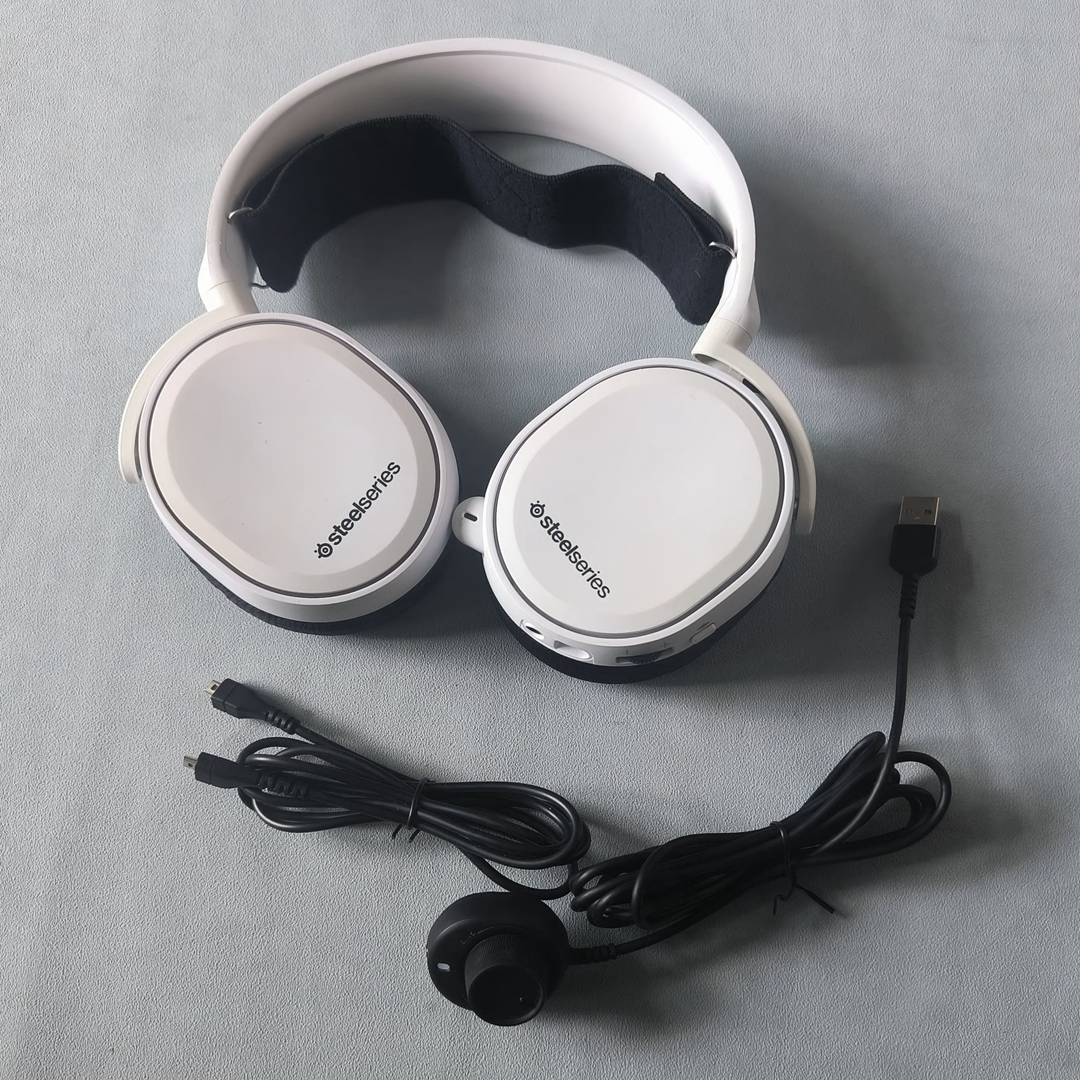 赛睿Arctis 5：电竞网吧游戏耳机降噪王者，RGB 7.1声道助你吃鸡制胜！
