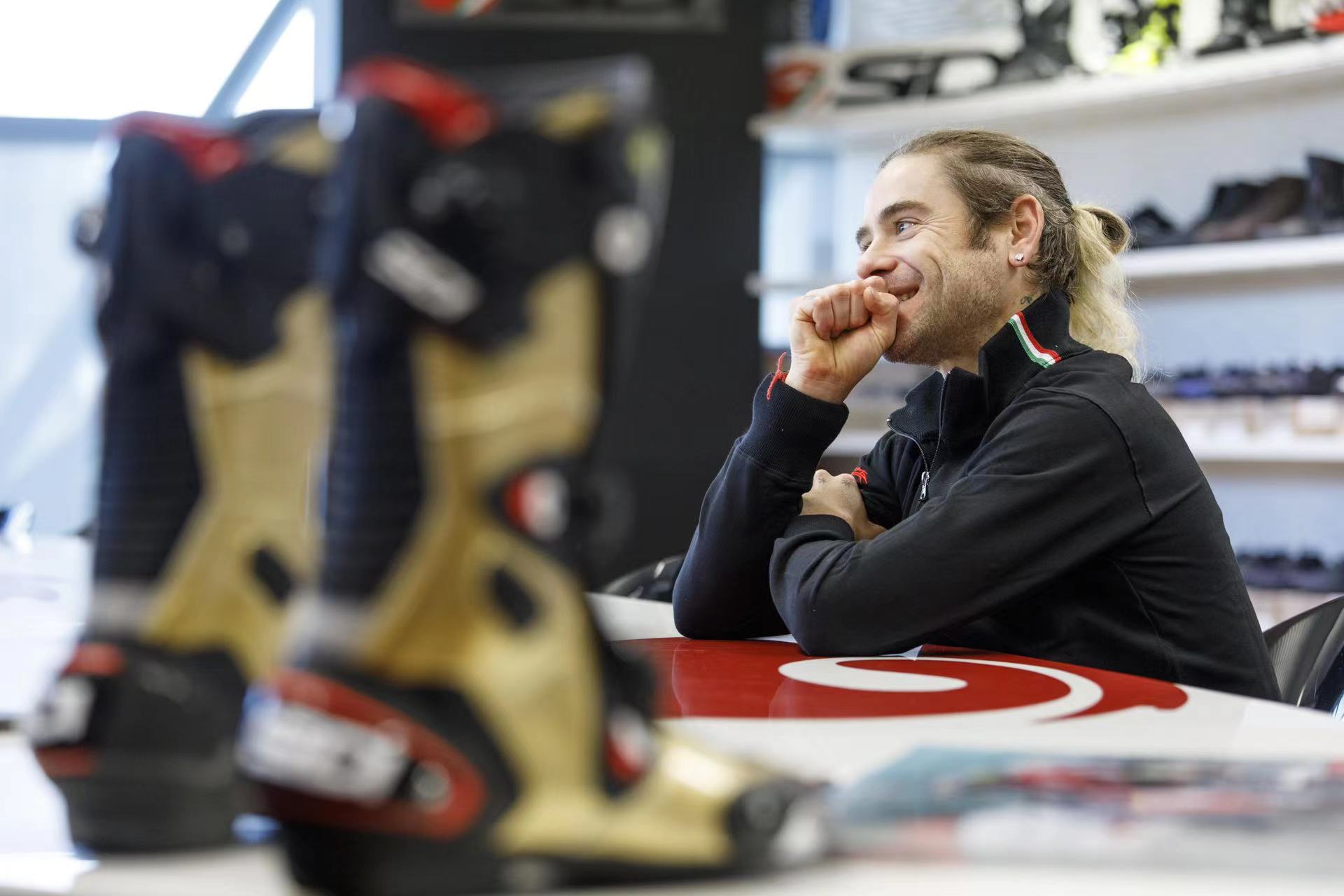 SIDI MAG-1赛车靴：WSBK冠军杜卡迪限量款，骑行达人的终极选择！✨