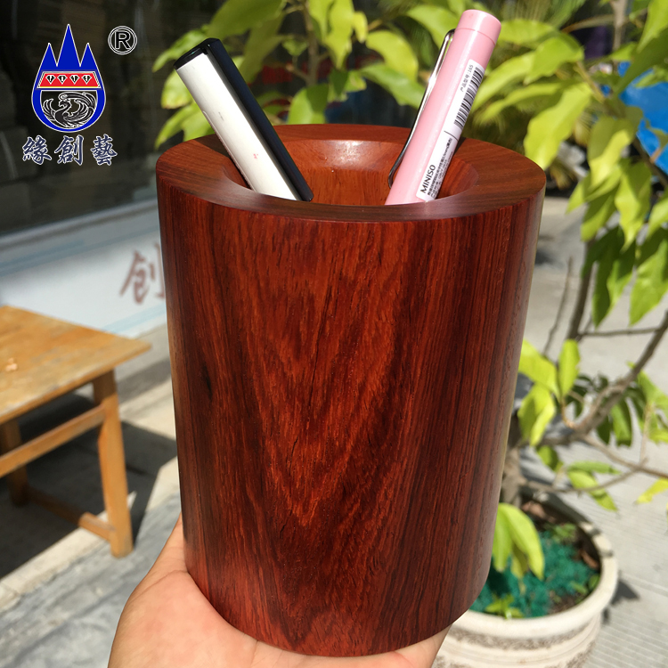 清代紫檀雕刻龙纹三足笔筒：文房四宝中的皇家风范，收藏家必看！