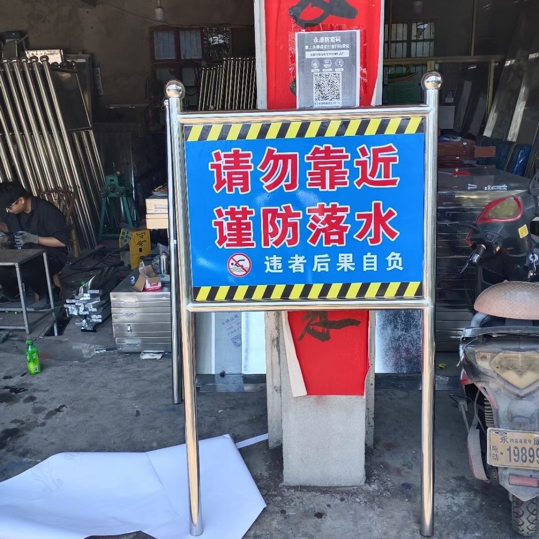 定做不锈钢宣传栏：如何在户外广告牌中脱颖而出？