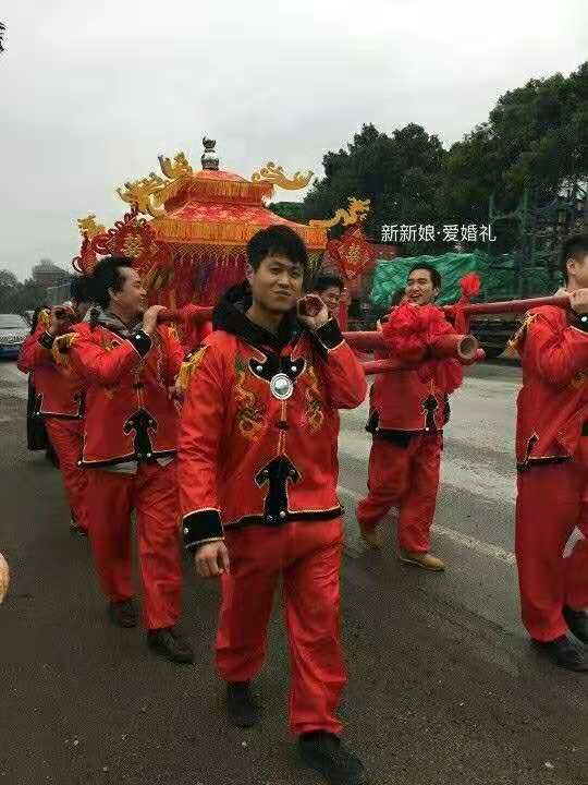实木八抬大花轿：穿越时空的中式婚礼浪漫神器，你准备好当新郎官了吗？