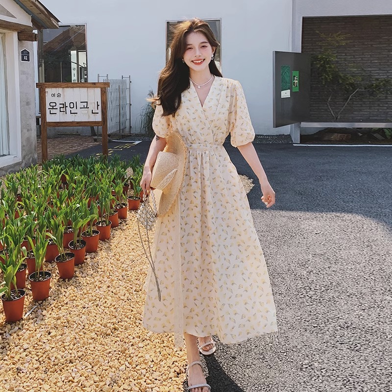 外出哺乳装设计感法式夏季短袖碎花连衣裙女产后复古喂奶衣辣妈款，妈妈们的时尚新宠