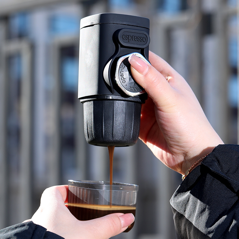 臻航随心萃：手压便携咖啡机，户外露营必备神器☕️