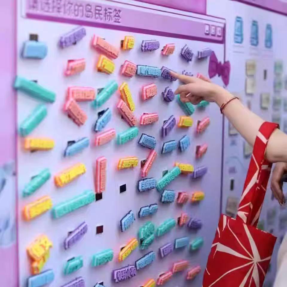 定制胸牌不织布挂件：创意婚礼配饰，公司徽章新风尚！