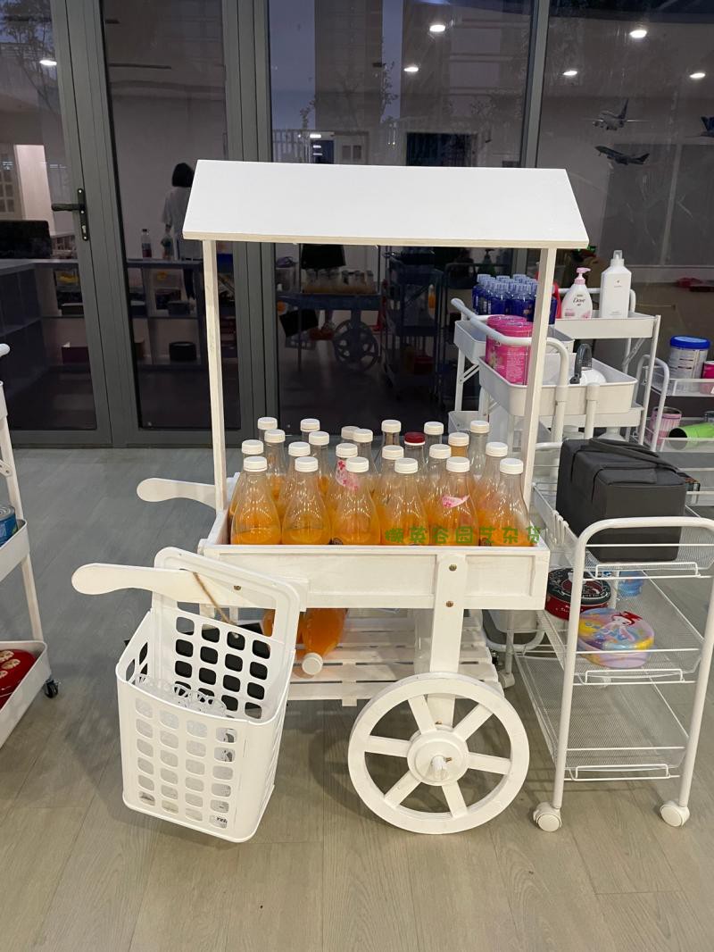 手写小黑板店铺招牌：花店多层实木置物架的温馨广告牌艺术