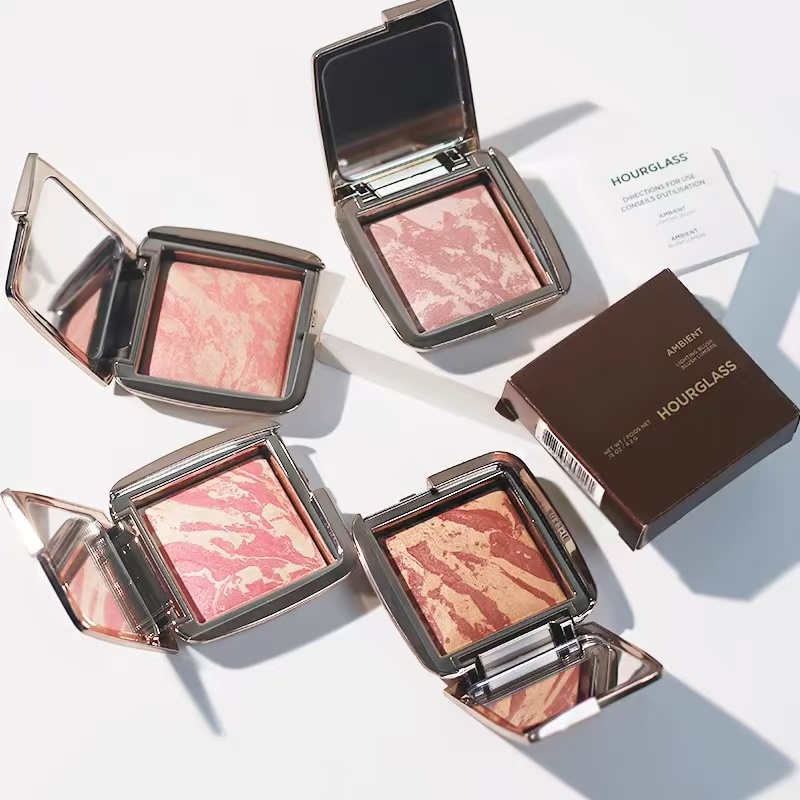Hourglass五花肉腮红Ethereal Glow：腮紫膨胀色高光一体盘，打造立体美肌秘诀