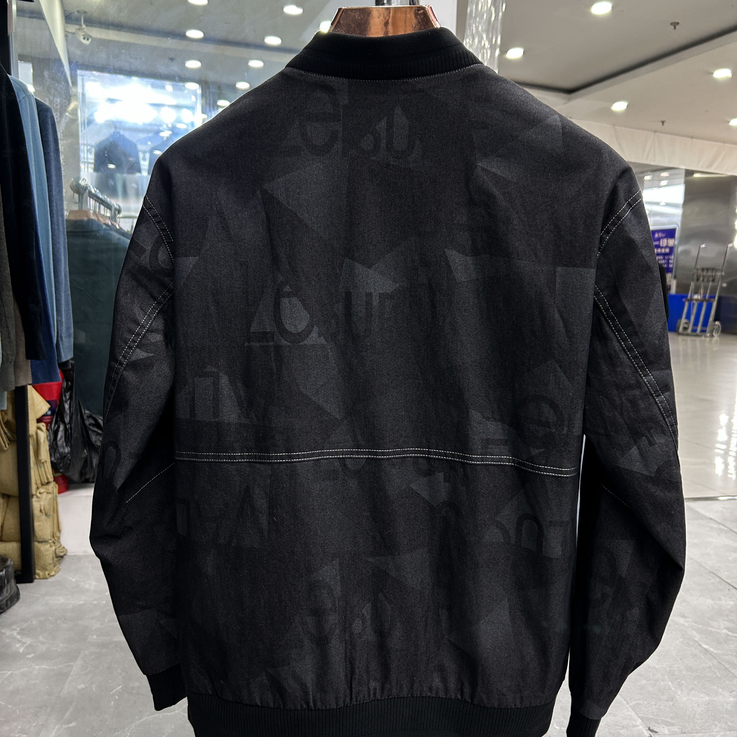 中年人穿棒球服好看吗？打破年龄界限，时尚不设限，建议收藏！