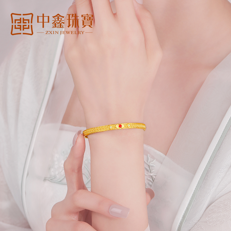 中鑫珠宝衣食无忧黄金童镯：珐琅工艺萌趣吊坠，999足金推拉手镯，宝宝的专属守护神！