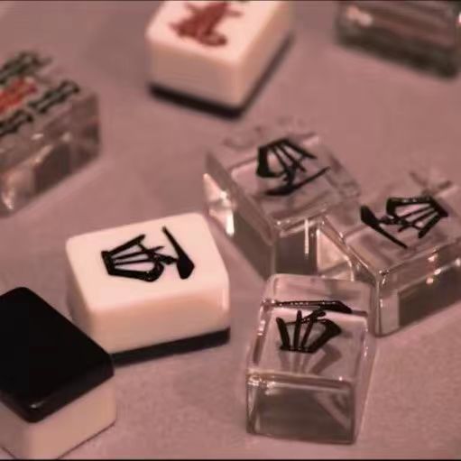 日本麻将牌亚克力透明麻将：鹫巢瓦西子麻将斗牌传说雀魂姬赤木茂——透明的魅力，麻将的盛宴！