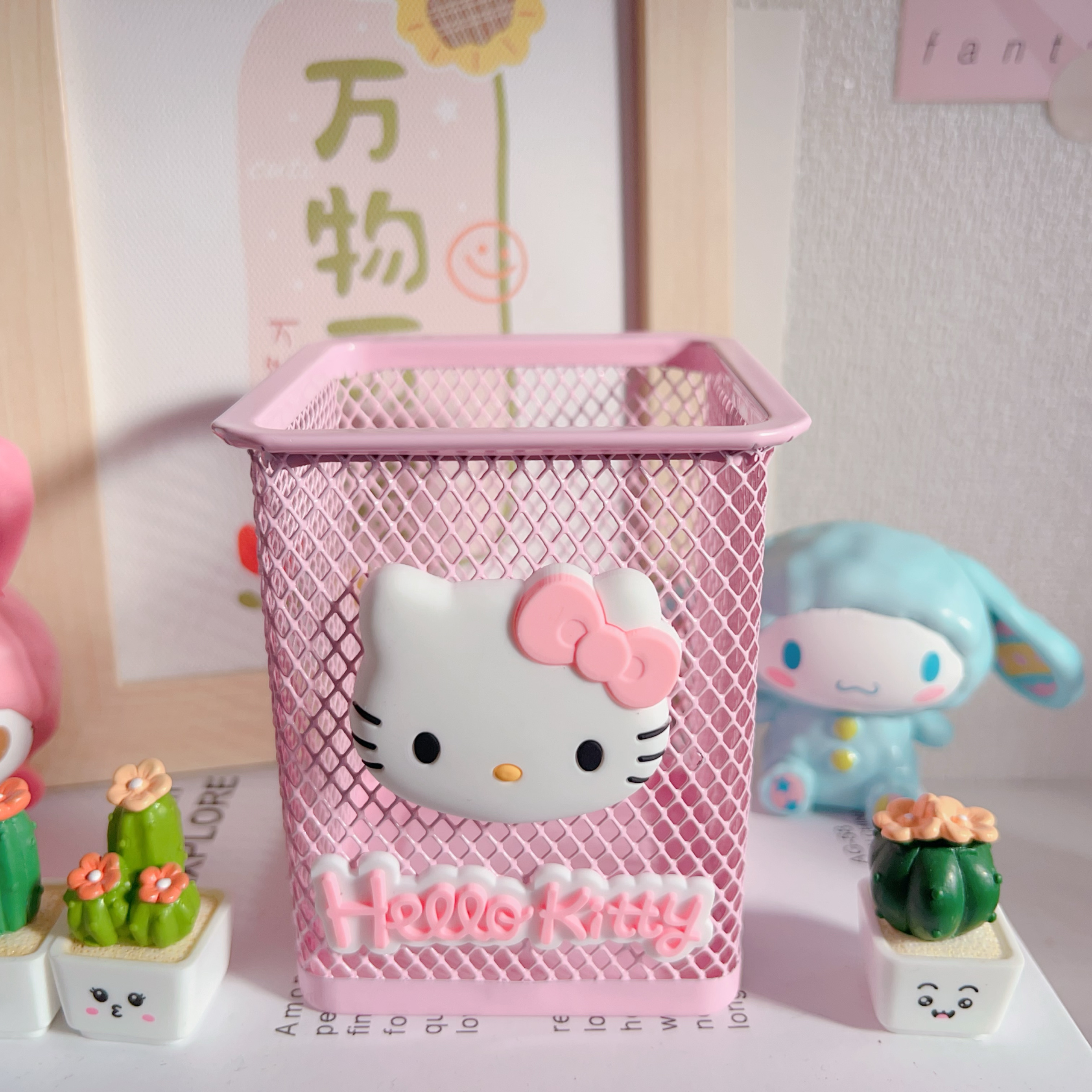 三丽鸥HelloKitty笔筒文具美乐蒂化妆刷收纳筒桌面收纳摆件礼物：萌力全开，让桌面焕然一新！