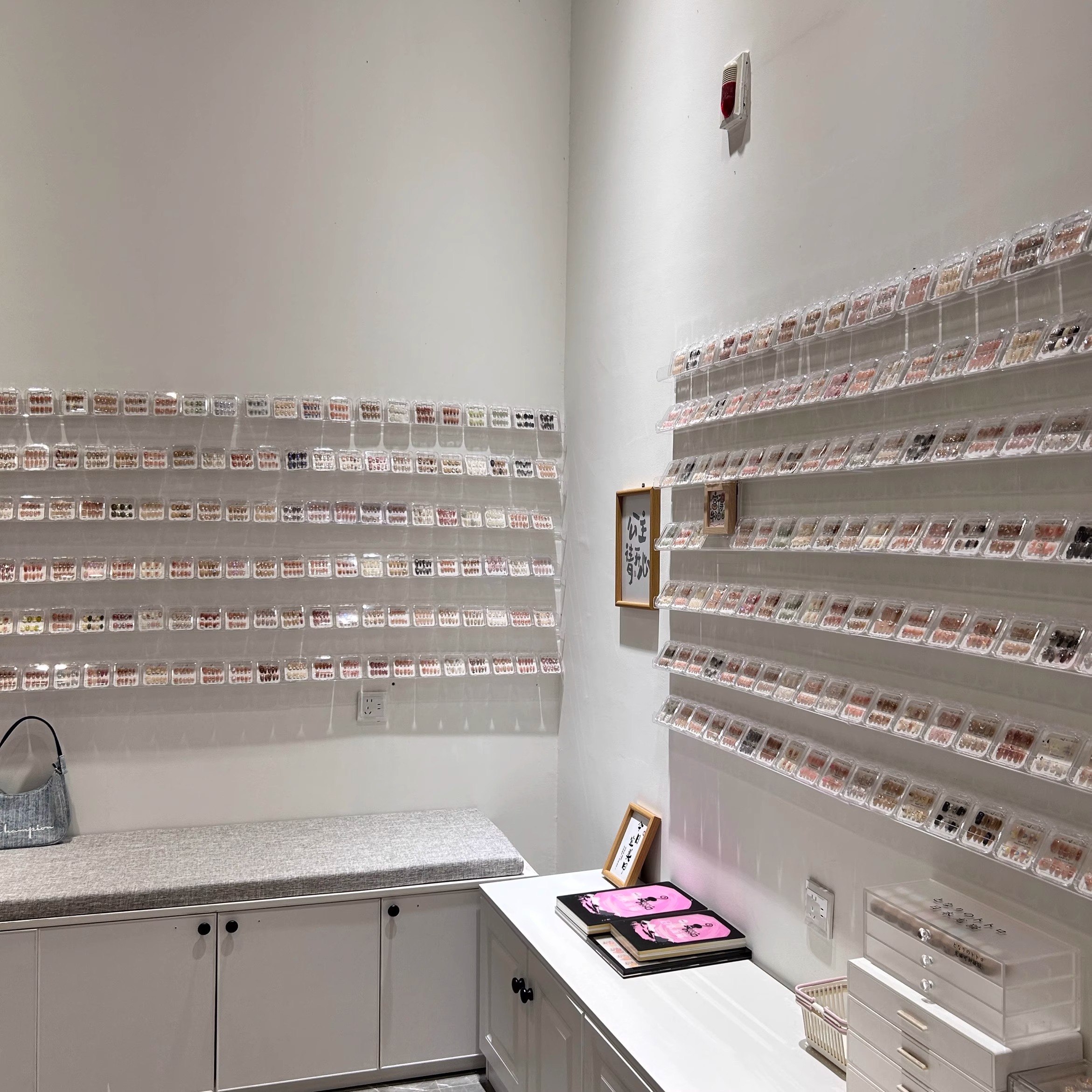穿戴甲展示架挂墙透明亚克力陈列架：美甲店墙上置物架壁挂的秘密武器！