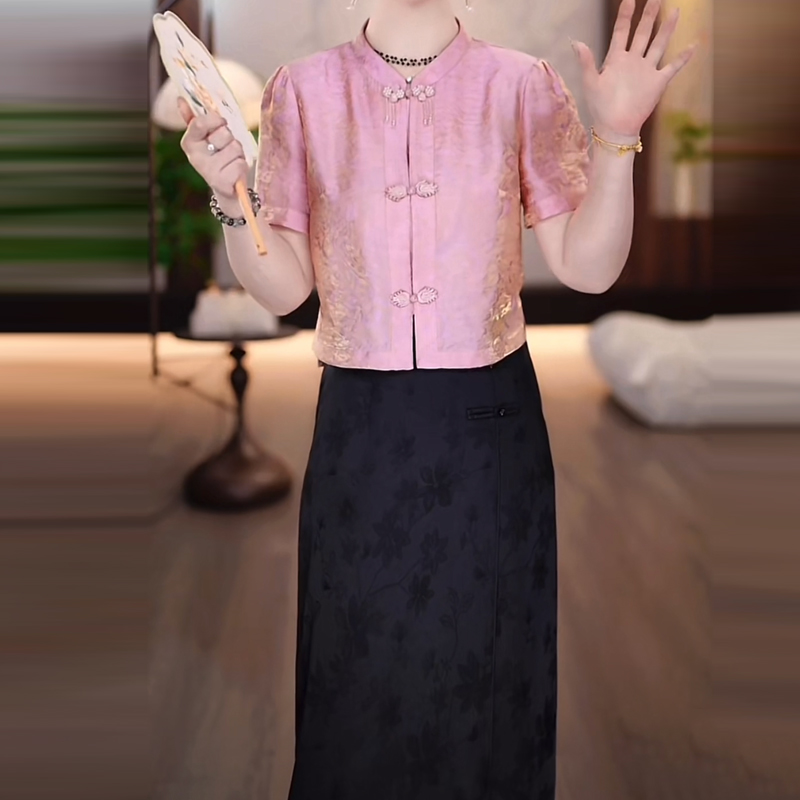 2025夏季新款新中式粉色偏光缎面小衫+黑色暗纹半裙两件套，美出新高度！