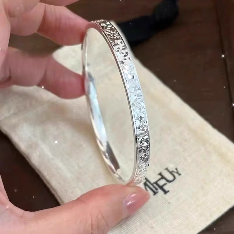 足银9999纯银碎冰冰银手镯：轻奢必备，送给她的生日新年礼物
