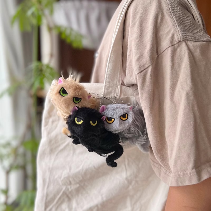 日本正版QUALIA不友善的猫咪扭蛋：凶狠目光下的黑白炸毛猫咪吊饰，萌系与酷感并存的秘密武器！