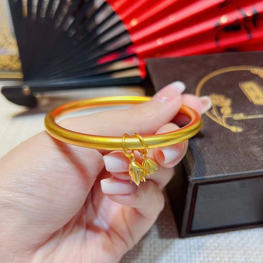 两世欢古法金手镯：足金999莲蓬素圈，新款女饰引领复古潮流