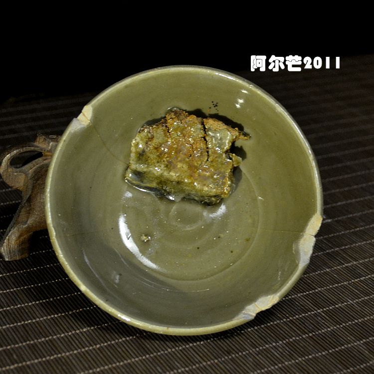 龙泉青瓷出土大开门明朝残瓷碗：几百年火石红朱砂红底包老无误包邮，古董收藏不容错过！
