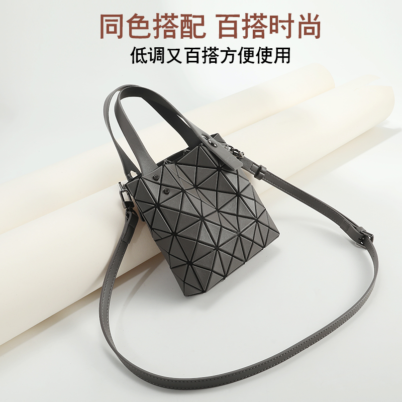 三宅一生Mini小方盒包包改造大法，同色肩带斜跨单肩，亚克力灯笼链条，太美啦！✨