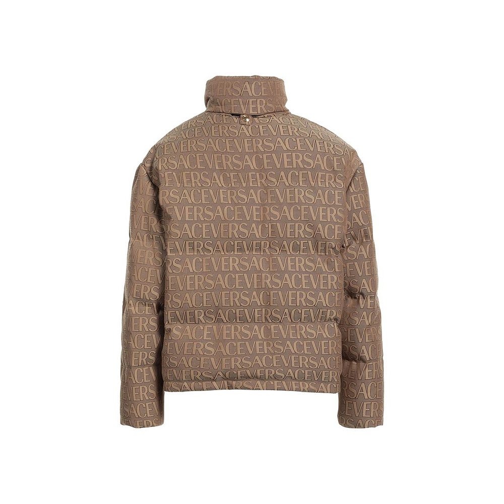 范思哲属于什么档次的品牌衣服？了解它的定位与价值