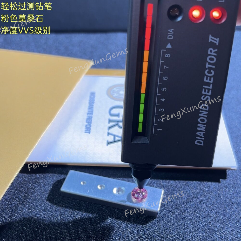 过钻笔彩色莫桑钻裸石，八心八箭圆形石榴红，宝石证书腰码齐全，让你心动不已！✨
