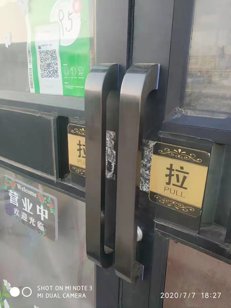 高档有框玻璃大门拉手：金色极简与北欧风的完美碰撞，打造奢华家居新风尚！