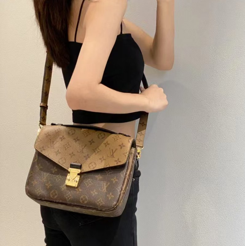 LV女包用的是什么材质？