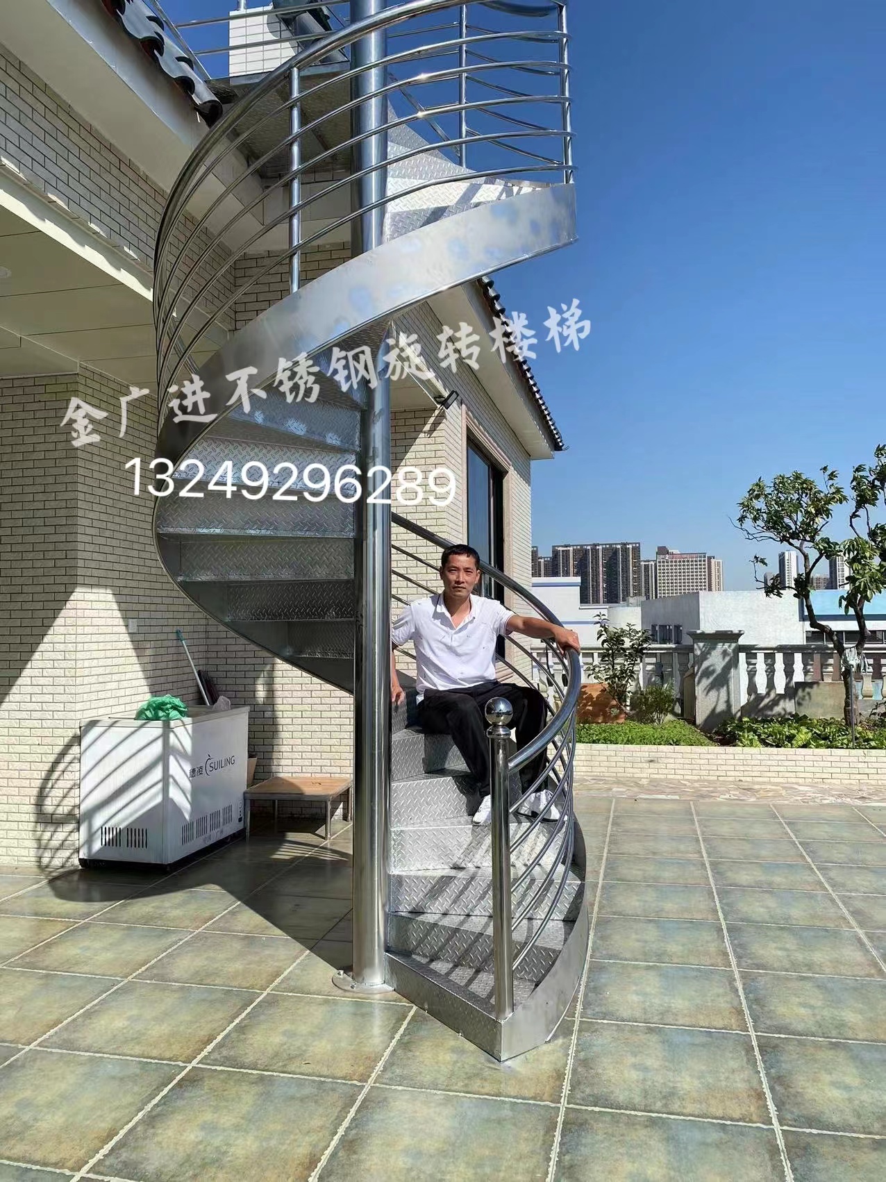 室外旋转楼梯：304不锈钢楼梯中柱螺旋梯，户外防潮防锈防滑消防旋梯，如何打造安全又美观的户外空间？