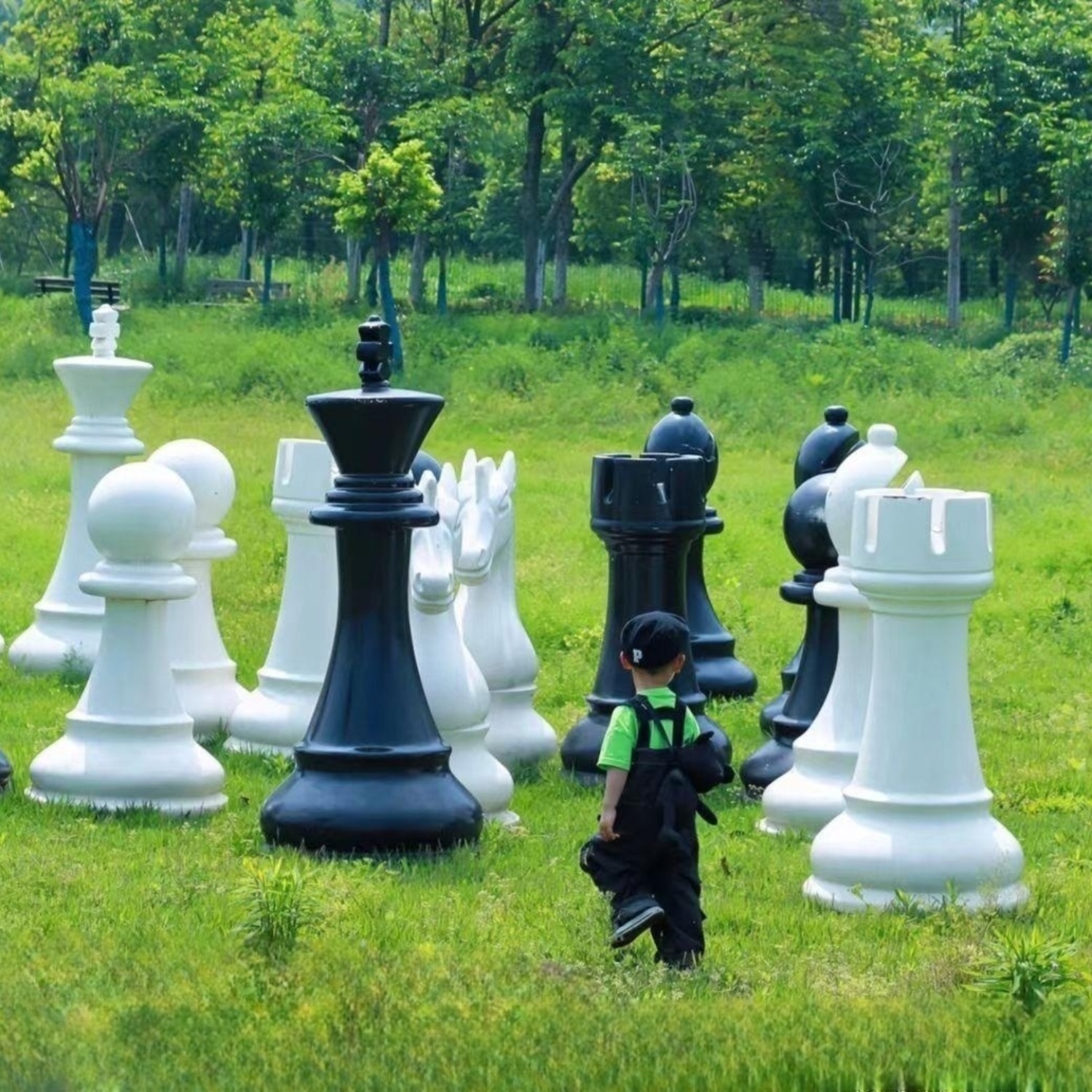大号国际象棋玻璃钢雕塑：园林景观中的艺术之战！