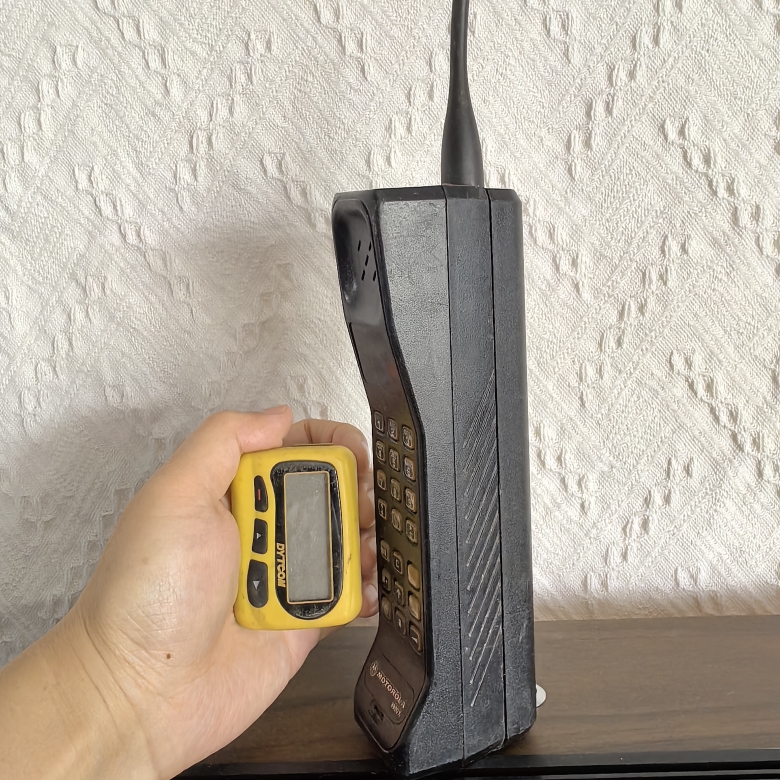 怀旧90年代老式大哥大手持电话机BB机故障摆件老物件摩托罗拉收藏：穿越时空的通讯记忆