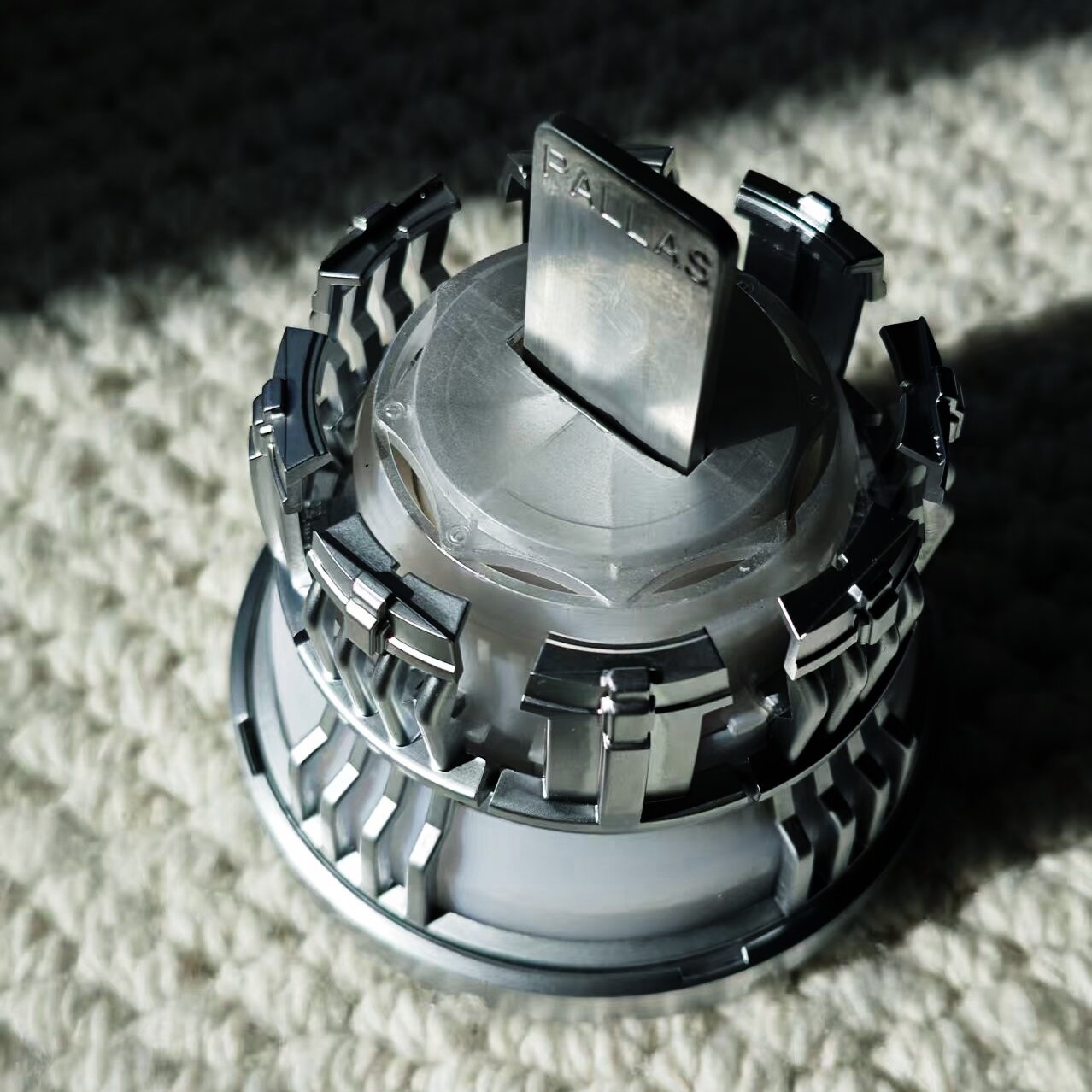 现货钢铁侠头盔1/1MK50方舟反应堆可佩带胸灯模型摆件配饰批发，钢铁迷必入收藏品！