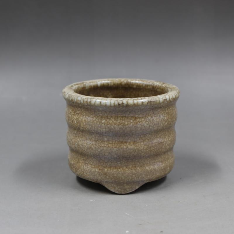 高古老窑瓷炉：穿越千年的宋老窑哥窑瓷三足香炉，带你领略古瓷之美！