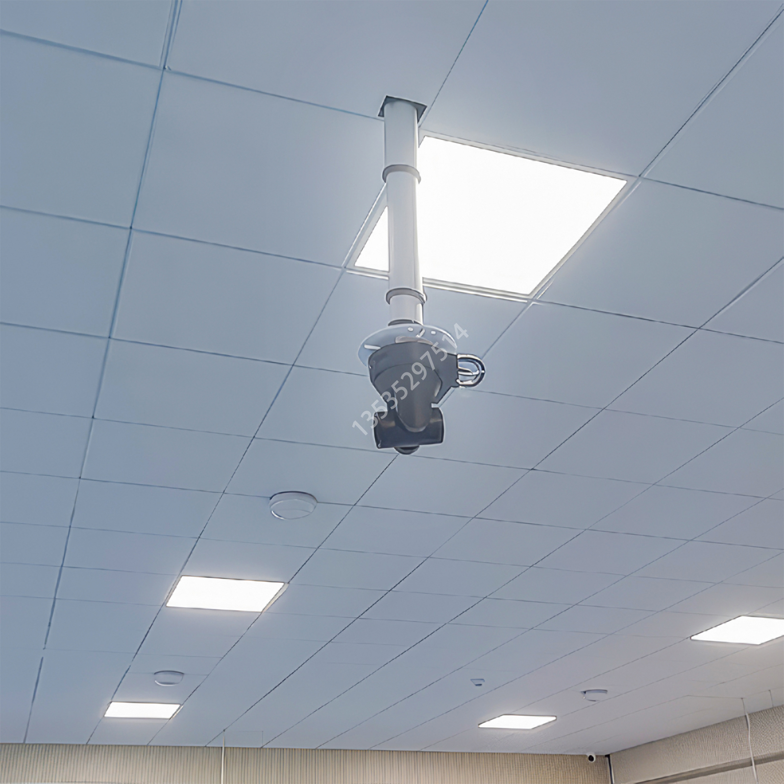 智能电动嵌入式投影仪吊架：打造家庭影院的秘密武器！