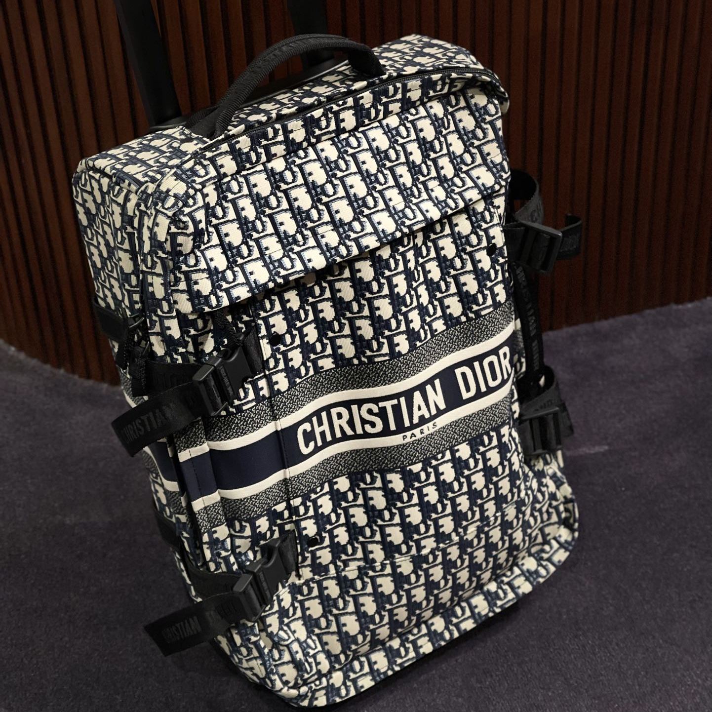 Dior新款20寸登机旅行箱：行走的尊贵身份认证，限量发售！